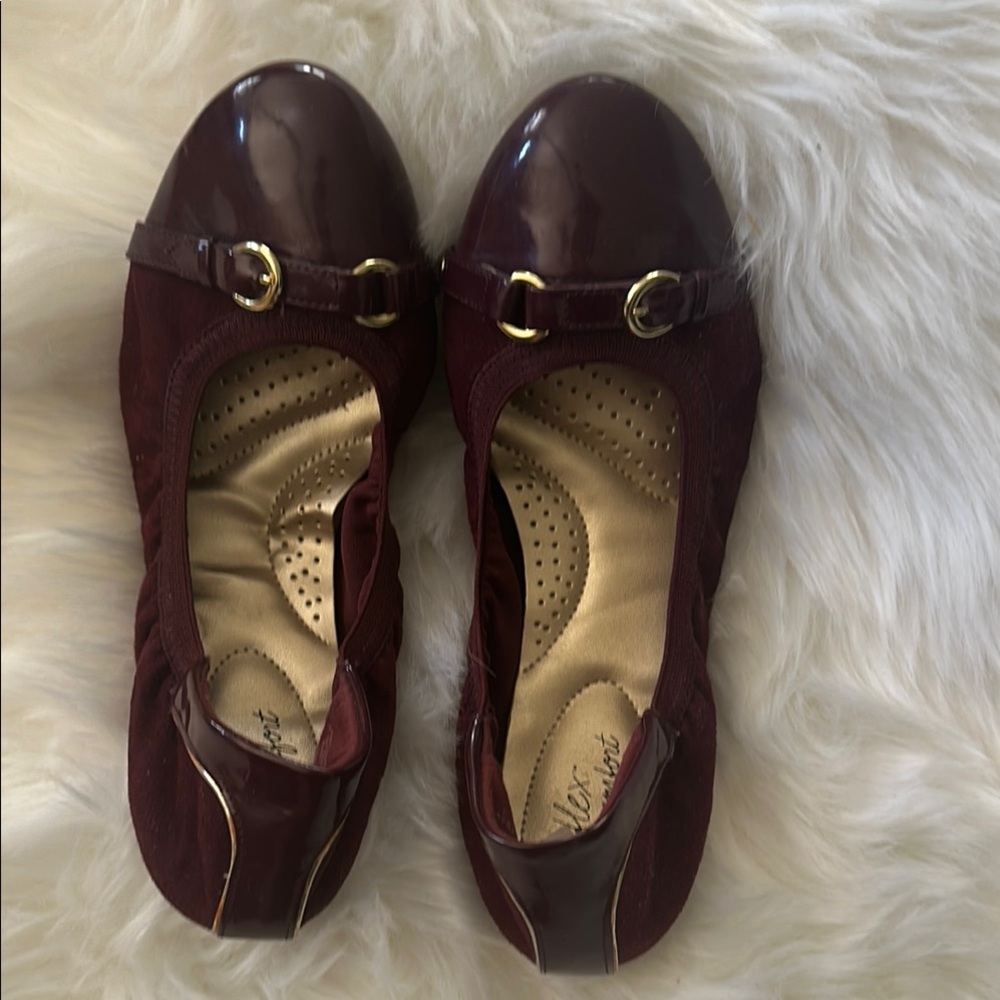 Dexflex Comfort Red Flats with Gold Accents